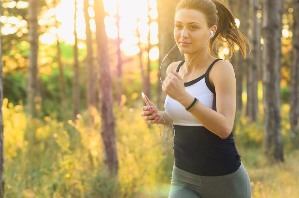 Correr, ya sea en la calle como en un campo o cualquier otro lugar al aire libre tiene muchas ventajas. Es una buena actividad si quieres empezar a hacer deporte ya que no estás limitada al horario de un local (gimnasio), tienes libertad de moverte por donde quieras y puedes descubrir nuevos sitios.