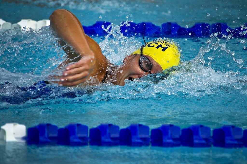 Nadar, apuntarse a natación, es una actividad que puedes empezar a hacer si quieres empezar a hacer deporte ya que trabaja diferentes grupos musculares, reduce el estrés... Y los materiales necesarios no son caros.